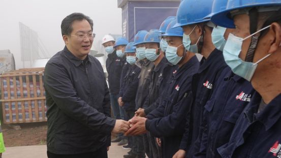 市委書記范波看望慰問凱盛（自貢）太陽能材料項目建設施工人員